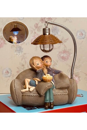 زوجين رومانسيون يجلسون على الأريكة هدية لمصباح طاولة لمحبي بيت123456789c - by rk tasarım