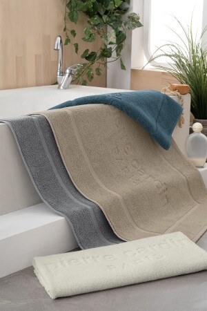 مـنـز-4 - كـتـاب مـنـذ الـقدم - Pierre Cardin