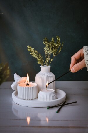 5-teiliges Set aus Soja-Duftkerzen, Vase, Teelicht und Tablett in weißer Farbe mit speziellem Design. Set mit duftendem, stilvollem Design - 2