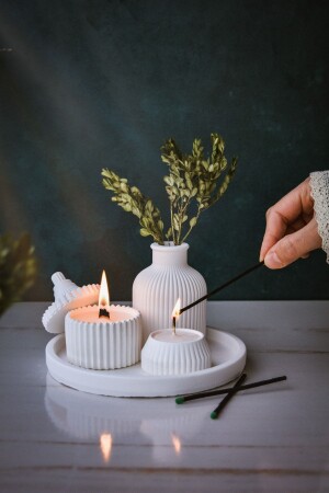 5-teiliges Set aus Soja-Duftkerzen, Vase, Teelicht und Tablett in weißer Farbe mit speziellem Design. Set mit duftendem, stilvollem Design - 1