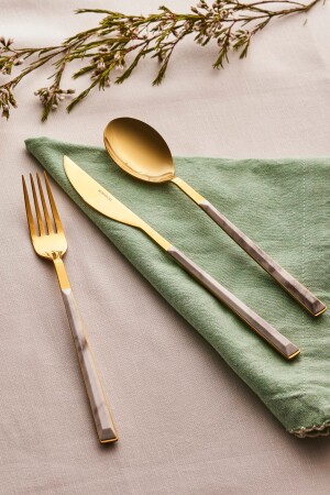 مجموعة من المعدات من طراز 