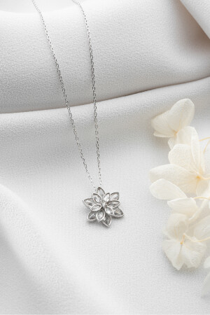 925 Ayar Gümüş Işıklı Kutuda Beyaz Lotus Çiçeği Kolye - 4