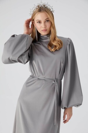 Abendkleid aus Satin mit Ballonärmeln in Silber - 1