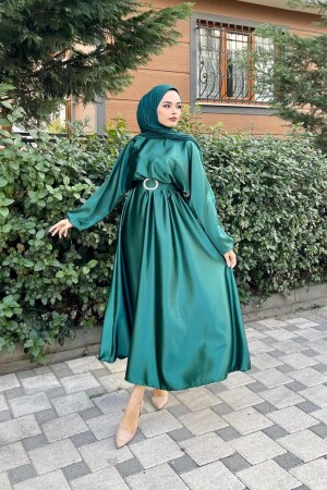 Abendkleid aus Satin mit elastischem Bund und Gürtel in Grün - 1