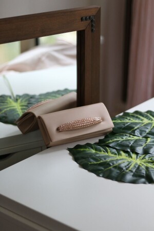 حقيبة ملابس مساء عارية للمرأة من منظمة 