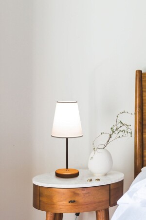 Tischlampe mit weißem Hutlampenschirm und Holzsockel – Gold/Bronze-Körper DECV-34 - BY-LAMP