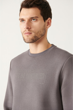 Anthrazitfarbenes Herren-Sweatshirt mit Rundhalsausschnitt und 3-fädigem Fleece-Aufdruck in normaler Passform A22Y1129 - 4