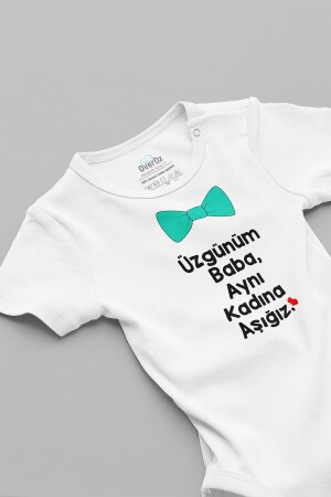 Baby Junge, es tut mir leid, Papa, wir sind in die gleiche Frau verliebt, weiß geschriebener Baby-Bodysuit Zıbın Baby Badi 5047 - 1