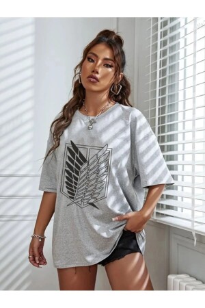 Bedrucktes schwarzes T-Shirt mit Attack On Titan-Logo - Modern Moda