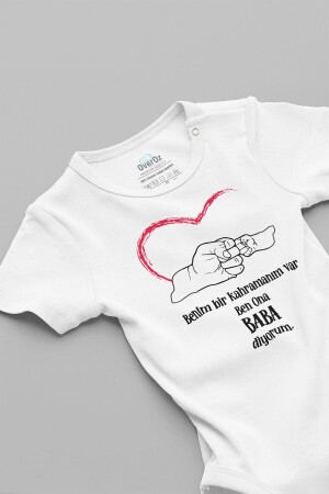 Besonderes Design: „Ich habe einen Helden, ich nenne ihn Papa“-Baby-Body, weiß, Badi Zıbın 5175 - 1