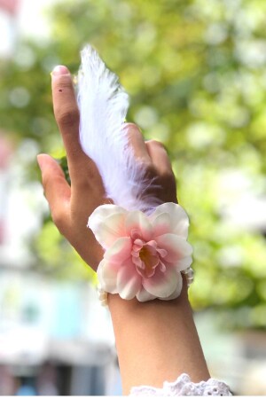 Bride To Be 10-teiliges Brautjungfern-Brautarmband, weiß-lachsfarben mit Feder- und Perlendetail, Junggesellinnenabschieds-Armband - 1