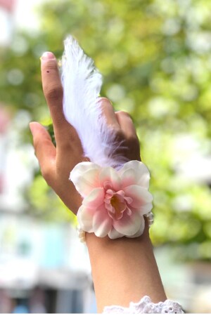 Bride To Be 10-teiliges Brautjungfern-Brautarmband, weiß-lachsfarben mit Feder- und Perlendetail, Junggesellinnenabschieds-Armband - 3