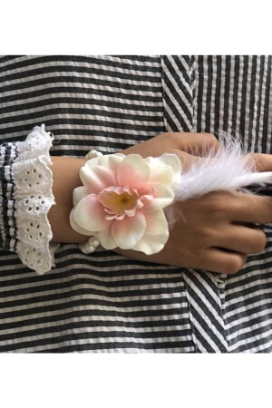 Bride To Be 10-teiliges Brautjungfern-Brautarmband, weiß-lachsfarben mit Feder- und Perlendetail, Junggesellinnenabschieds-Armband - 4