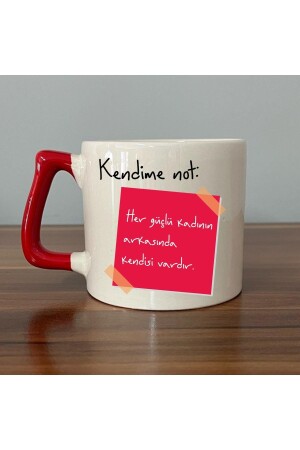 ملاحظة من قبل: وراء كل امرأة قوية هي نفسها طباعة D Mug مع المقبض الأحمر - Figiplus