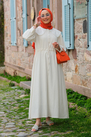 Damen-Hijab-Kleid mit Babykragen und Spitze, Ecru - 1