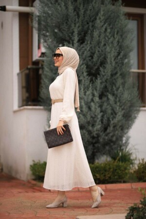 Damen-Hijab-Kleid mit weißem Spitzenfutter und Strohgürtel - 4