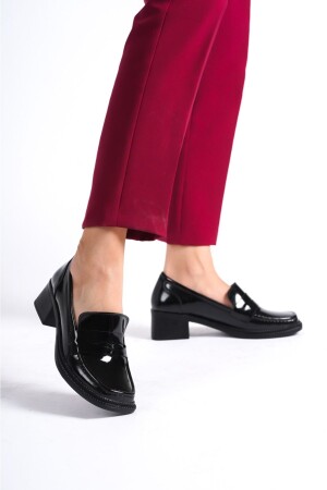 Damen-Loafer-Freizeitschuhe aus schwarzem Lackleder - 1