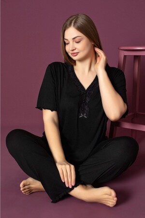 Damen-Pyjama-Set aus Bambus in Schwarz in Übergröße mit Knopfkragen und Spitze, kurzen Ärmeln und detaillierten Details - 1