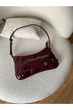 Damen-Retro-Baguette-Tasche aus Lackleder in Weinrot mit goldenem Gürteldetail - 4