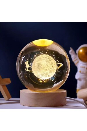 Dekoratif Gezegen Üzerindeki Kız Tasarımlı Ahşap Altlıklı Işıklı Cam Küre - 1