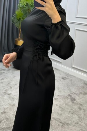 Elenor Hijab-Kleid aus Satin mit Taillenschnürung, Schwarz - 3