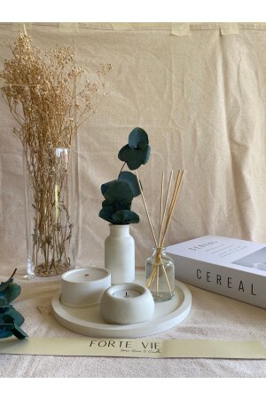 شمعة من الخشب من النخاع من النخاع على السطح الديكوراتي - ضوء الوعاء الحد الأدنى و مجموعة العطور - Forte Vie