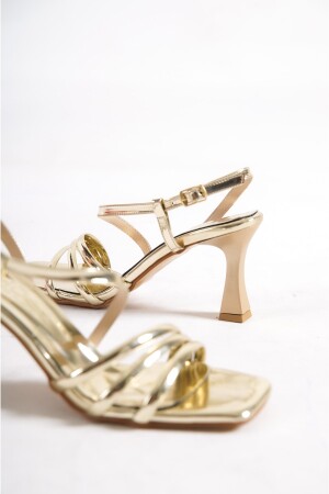 Goldfarbene Damen-Sandalen mit dünnem Absatz K230 - 2
