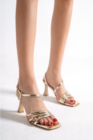 Goldfarbene Damen-Sandalen mit dünnem Absatz K230 - 4