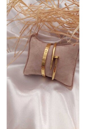 Goldfarbene Nägel und Cartier-Armband-Set 762 - 1