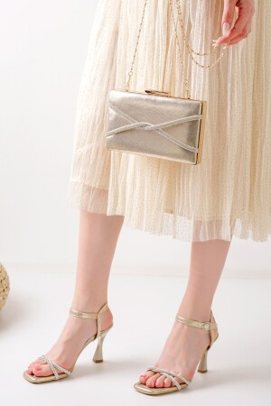 Goldfarbenes Abendkleid mit Stoned-Portfolio-Tasche - 3