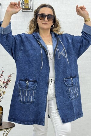 GROSSE, GROSSE JEANSJACKE MIT REISSVERSCHLUSSDETAIL AN DER TASCHE, KAPUZEN-REISSVERSCHLUSSTASCHEN UND STEINVERZIERUNG - 1