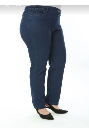 GROSSE JEANSHOSE AUS HALBELASTISCHEN SEITEN AUS ROHRZELLBLAUEM DENIM MIT LOOSEM LYCRA - 1