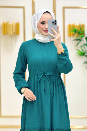 Grünes Hijab-Kleid aus burgunderrotem Stoff für Damen mit Taillenspitze und Spitzendetails - 1