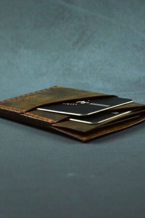 Hellbraunes minimalistisches handgefertigtes Kartenetui aus Leder mit 4 Fächern P2944S5716 - 2