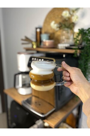 Hitzebeständiges, asymmetrisch gestreiftes Cocktailglas für Kaffeepräsentation in Riesentasse - 2