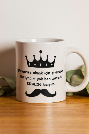 „Ich brauche keinen Prinzen, um eine Prinzessin zu sein, ich bin schon die Tochter des Königs“ bedruckte Tasse von givebutik-design-1 - 3