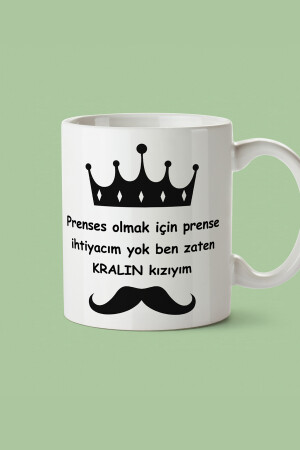 „Ich brauche keinen Prinzen, um eine Prinzessin zu sein, ich bin schon die Tochter des Königs“ bedruckte Tasse von givebutik-design-1 - 7