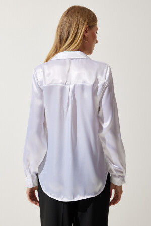 Kadın Beyaz Hafif Dökümlü Saten Yüzeyli Gömlek DD00990 - 5