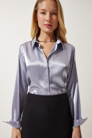Kadın Gri Hafif Dökümlü Saten Yüzeyli Gömlek DD00990 - Happiness İstanbul