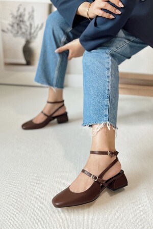 Kadın Mary Jane Kahverengi Mat Deri Arkası Açık Kare Burunlu Baretli Kısa Blok Topuklu Ayakkabı - 1