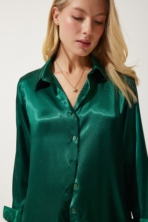 Kadın Zümrüt Yeşili Hafif Dökümlü Saten Yüzeyli Gömlek DD00990 - 2