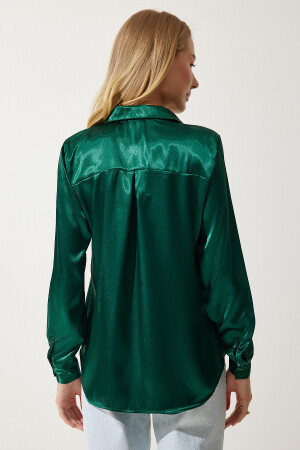 Kadın Zümrüt Yeşili Hafif Dökümlü Saten Yüzeyli Gömlek DD00990 - 4