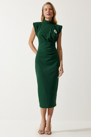 Kadın Zümrüt Yeşili Şık Broşlu Büzgülü Saran Örme Elbise DE00029 - 1
