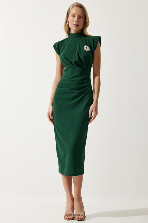 Kadın Zümrüt Yeşili Şık Broşlu Büzgülü Saran Örme Elbise DE00029 - 2