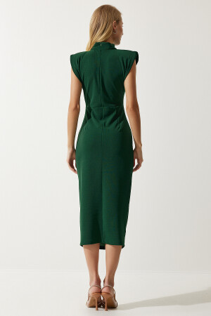 Kadın Zümrüt Yeşili Şık Broşlu Büzgülü Saran Örme Elbise DE00029 - 5