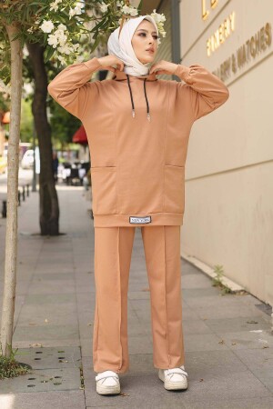 Kamelfarbener Hijab-Anzug mit zwei Fäden und Etikett auf der Vorderseite MGL4292 - 1