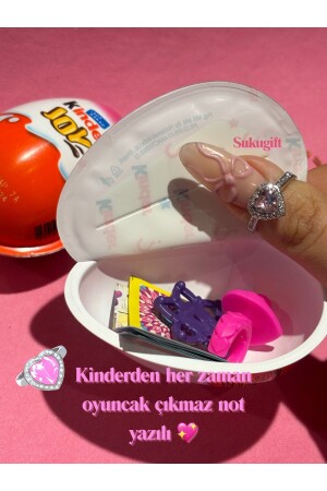 Kinder-Freude-Überraschungsei mit einem rosa Ring im Inneren, Schmuck, ernsthafte Beziehungsüberraschung - 2