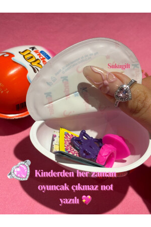 Kinder-Freude-Überraschungsei mit einem rosa Ring im Inneren, Schmuck, ernsthafte Beziehungsüberraschung - 3