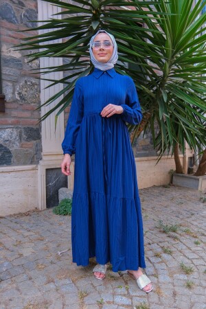 Kleid mit geraffter Taille in Marineblau - 5