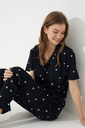 Kurzärmliges Pyjama-Set mit Knopfleiste aus Baumwolle in Schwarz und Weiß mit Herzmuster - 1